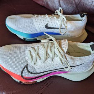 NEW Girls Size 5 Nike Air Zoom Tempo Flyknit Running Shoes